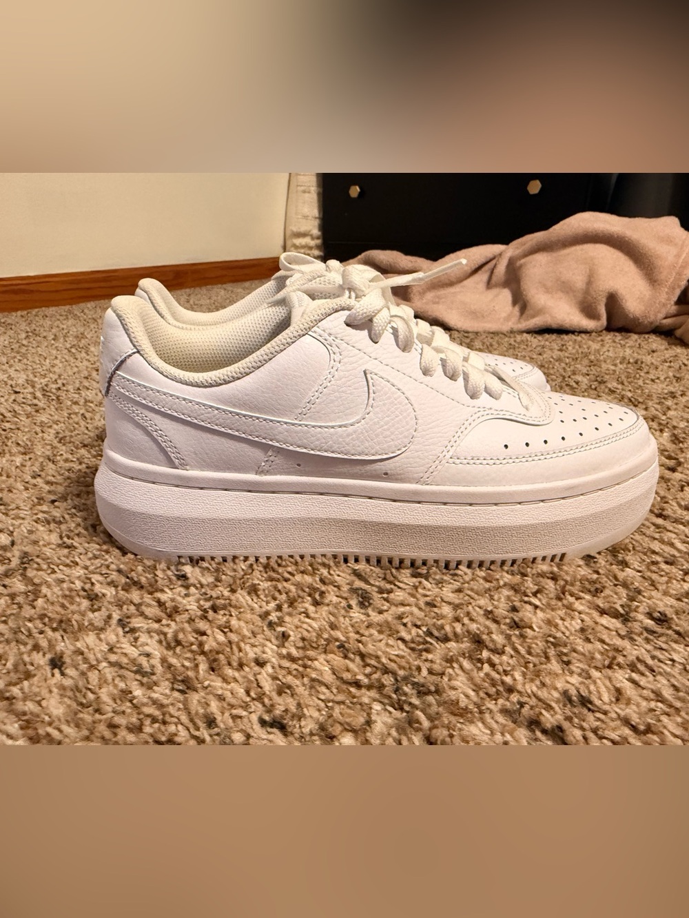 Nike women’s court vision alta - 9 LIKE NEW